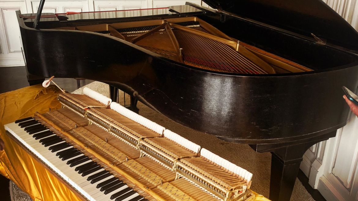 Le piano, une restauration nécessaire pour perpétuer la musique de ce lieu !